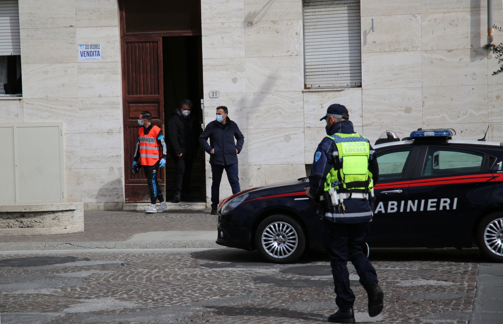 Picchia la moglie davanti a figli minori, arrestato